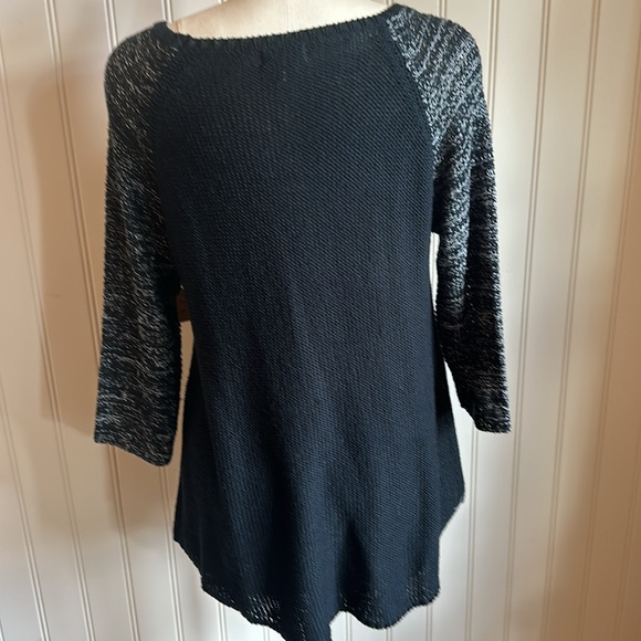 Black and White Top - Picture 3 of 3